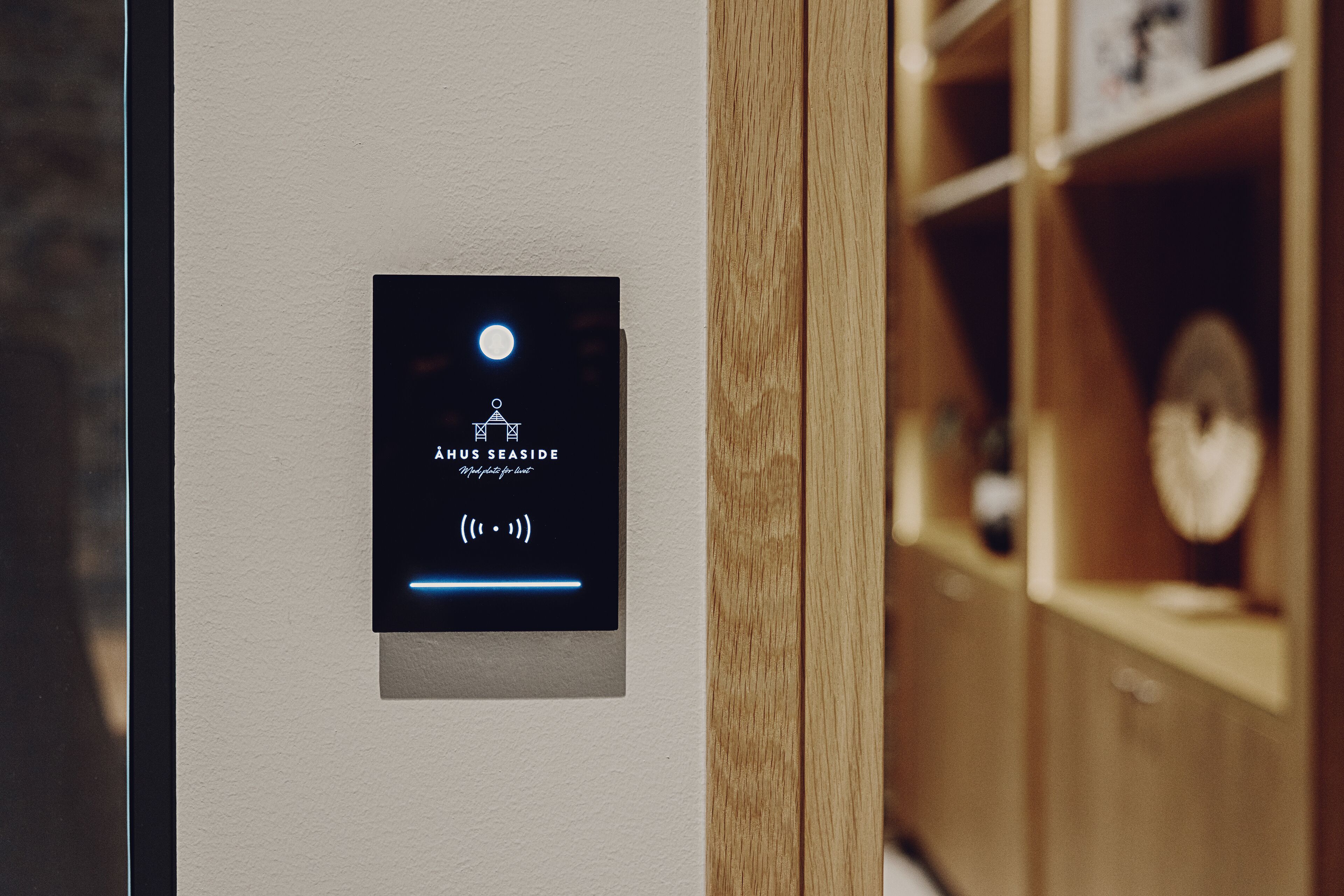 A control panel with a moon icon and the text "Athus Seaside" on a wall.