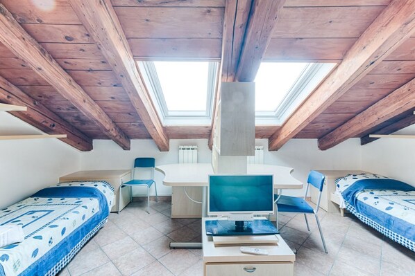 1 chambre, bureau, système d’insonorisation, fer et planche à repasser