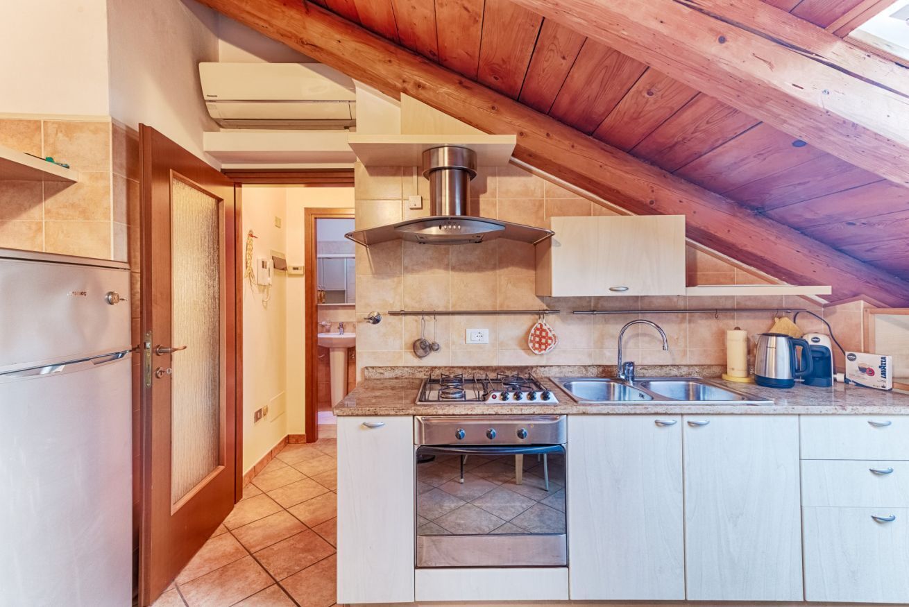 Coffee/tea maker, fridge, oven, stovetop