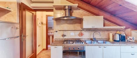 Coffee/tea maker, fridge, oven, stovetop