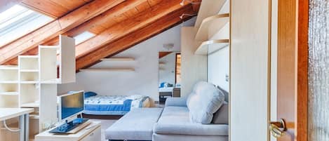 1 Schlafzimmer, Schreibtisch, schallisolierte Zimmer