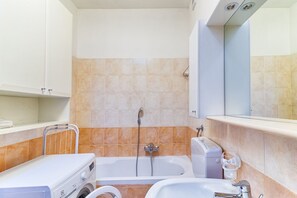 Ensemble douche/baignoire, sèche-cheveux, bidet, serviettes fournies