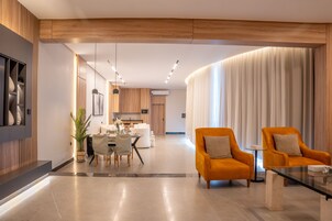 行政别墅 | 起居区 | 60-英寸智能电视（配备卫星频道）