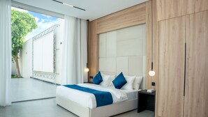 Une chambre moderne avec un grand lit, un lambris en bois et une vue sur l’extérieur.