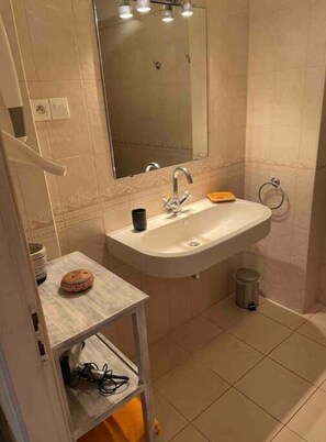 A bathroom with a sink, mirror, and tiled walls. - Vacation rental for 2 people with a patio and pool, La Closerie de Besocia (location) (Bezouce)