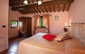 7 Schlafzimmer, Schreibtisch, Bügeleisen/Bügelbrett, Reisekinderbett