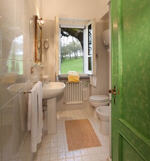 Douche, séchoir à cheveux, bidet, serviettes fournies