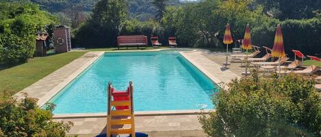 Piscina all'aperto, lettini