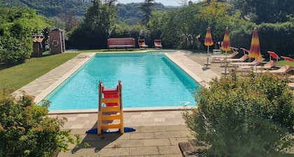 Large Tuscan villa: Pool, fenced garden, A.C. WI.FI family friendlys 14 Guests