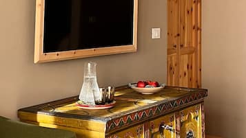 Suite de lujo | 1 habitación, caja de seguridad en la habitación y cortinas blackout