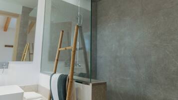 Quarto casal superior, vista para a piscina | Banheiro | Secador de cabelo, toalhas de banho, sabonete, shampoo