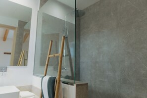 Superior tweepersoonskamer, uitzicht op zwembad | Badkamer | Een haardroger, handdoeken, zeep, shampoo