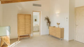 Deluxe Double Room | 1 bedroom, minibar, individually decorated, individually furnished