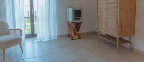 Deluxe Double Room, 1 King Bed, Vineyard View | Minibar, individually decorated, individually furnished, free WiFi