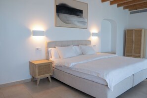 Familiekamer, 1 kingsize bed met slaapbank, uitzicht op wijngaard | Een minibar, individueel gedecoreerd, individueel gemeubileerd