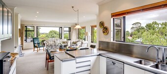 Busby Hill Villa - Havelock North Holiday Home
