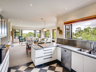 Busby Hill Villa - Havelock North Holiday Home