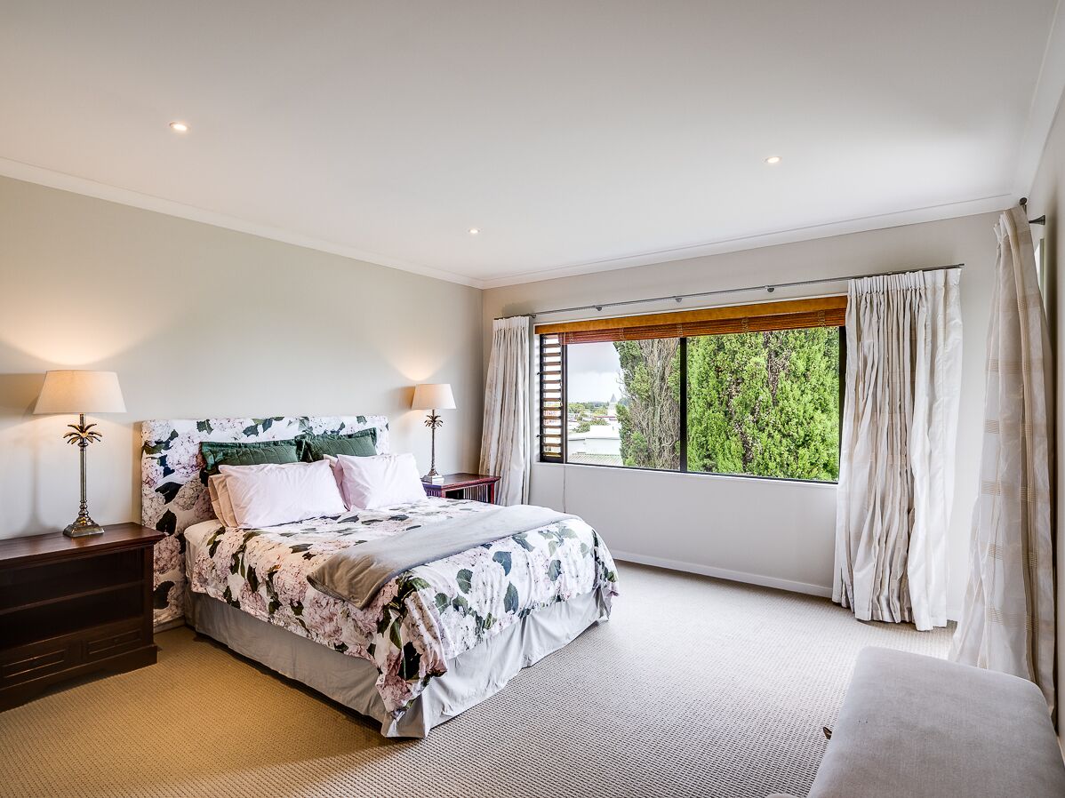 5 bedrooms, iron/ironing board, WiFi, bed sheets