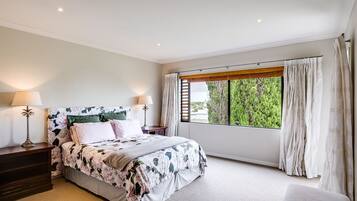 5 bedrooms, iron/ironing board, WiFi, bed sheets