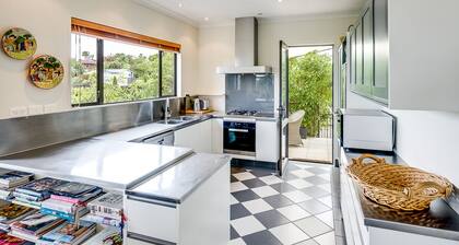 Busby Hill Villa - Havelock North Holiday Home
