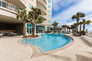 Innendørsbasseng og et oppvarmet basseng