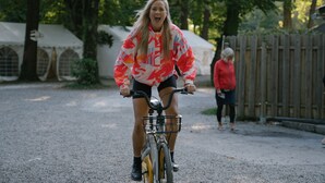 Een persoon fietst over een grindpad.