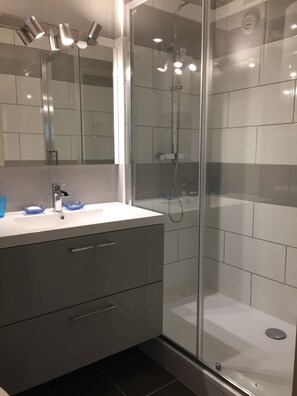 Douche, sèche-cheveux