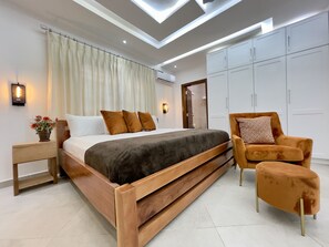 5 slaapkamers, een bureau, een strijkplank/strijkijzer, gratis wifi