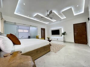 5 bedrooms, desk, iron/ironing board, free WiFi - Amazing Twin Terrace 5 bedrooms 5 baths with Car & Driver Rental Option (Trasacco Valley)