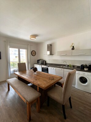 Fridge, oven, dishwasher, coffee/tea maker