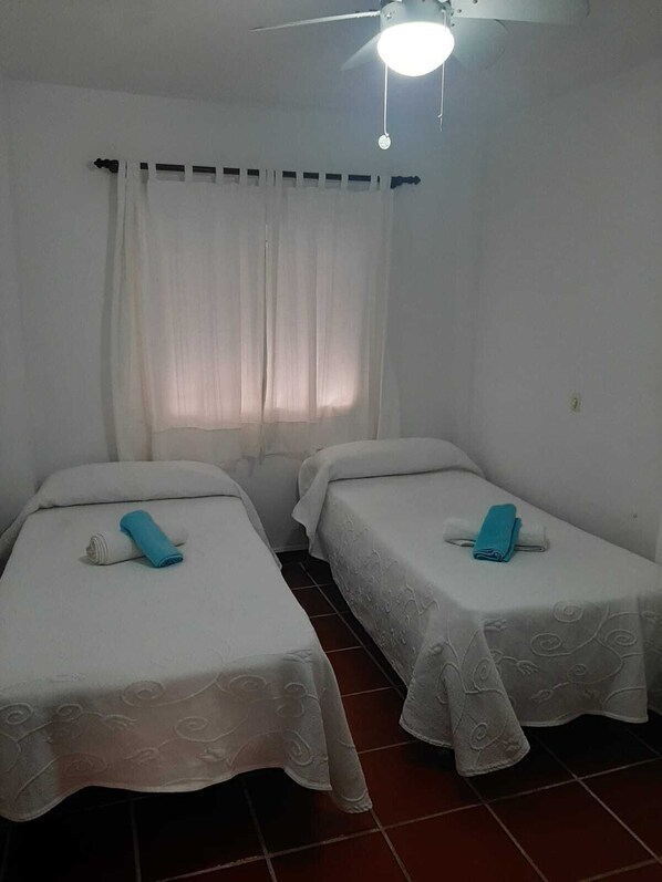 Free WiFi, bed sheets - Pension Casa Fina (Almunecar)