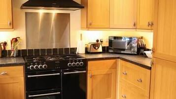 Een koelkast, een magnetron, een oven, een kookplaat