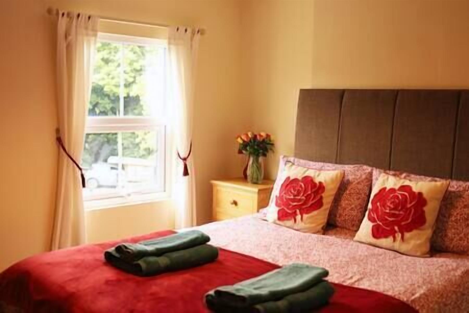 3 chambres, chambres insonorisées, fer et planche à repasser