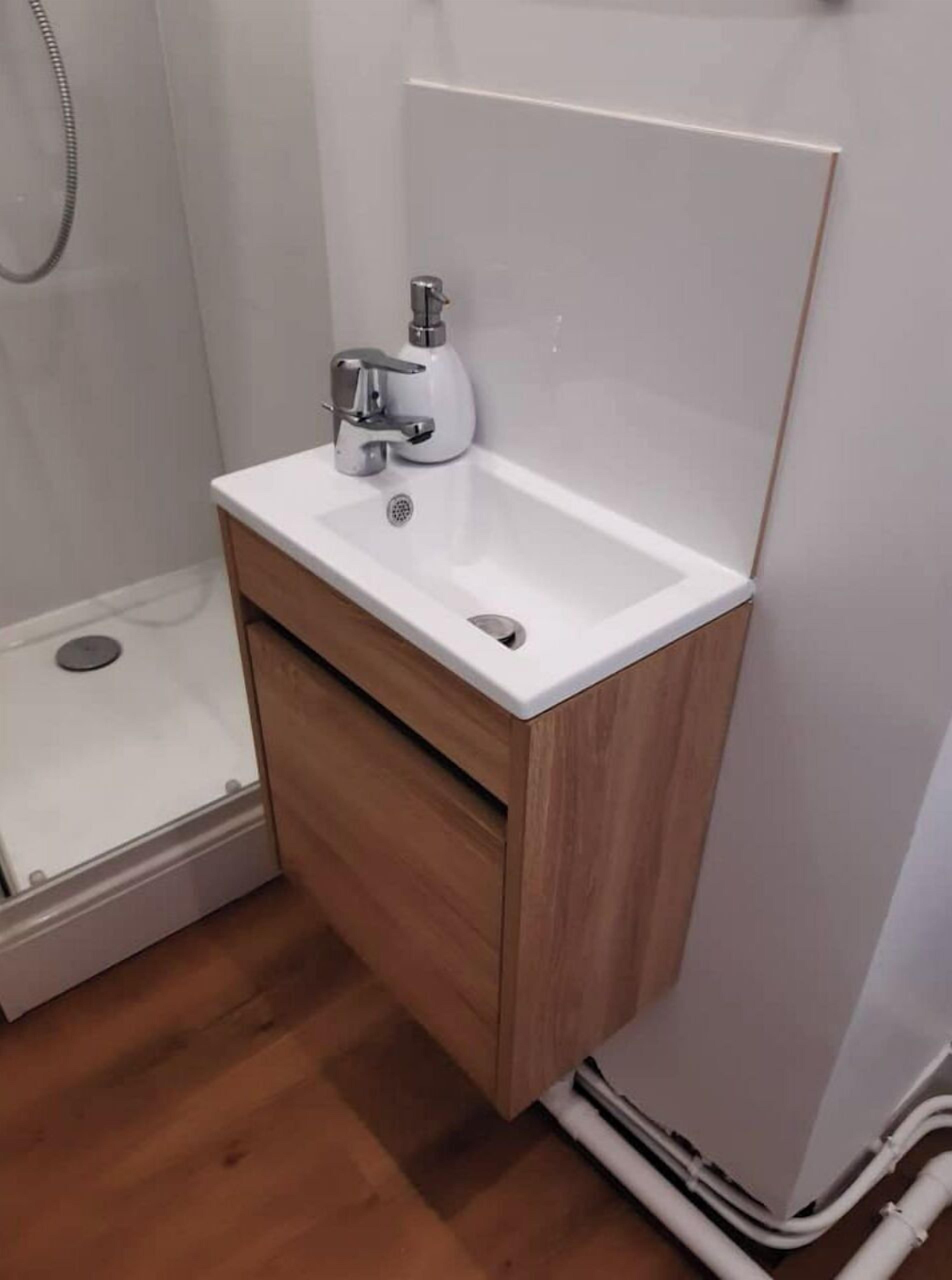 Ducha, secador de pelo, toallas, jabón