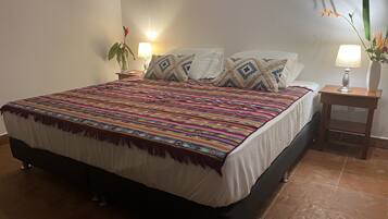 7 habitaciones, escritorio y tabla de planchar con plancha