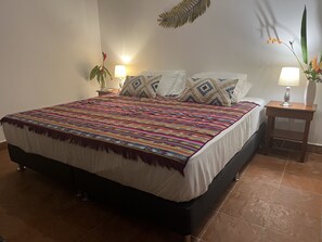 7 habitaciones, escritorio y tabla de planchar con plancha 