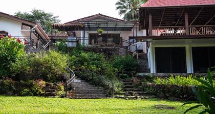 Wanakaset Forest Exceptional river front estate w/pool, btw Boquete & David