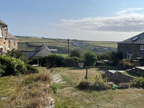 Property grounds - Cosy cottage, peaceful setting 5 mins to beautiful sandy beach & fabulous walks! (Mawgan Porth, Cornwall)