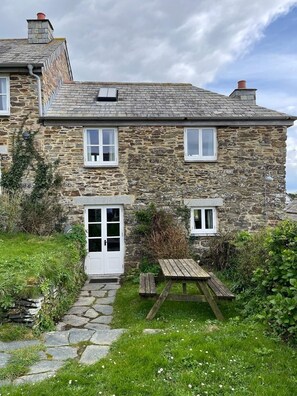 Exterior - Cosy cottage, peaceful setting 5 mins to beautiful sandy beach & fabulous walks! (Mawgan Porth, Cornwall)
