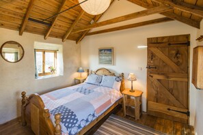 2 bedrooms, iron/ironing board, travel cot, free WiFi