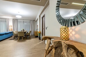 Villa | Coin séjour | TV connectée de 55 pouces avec chaßnes par satellite, télévision