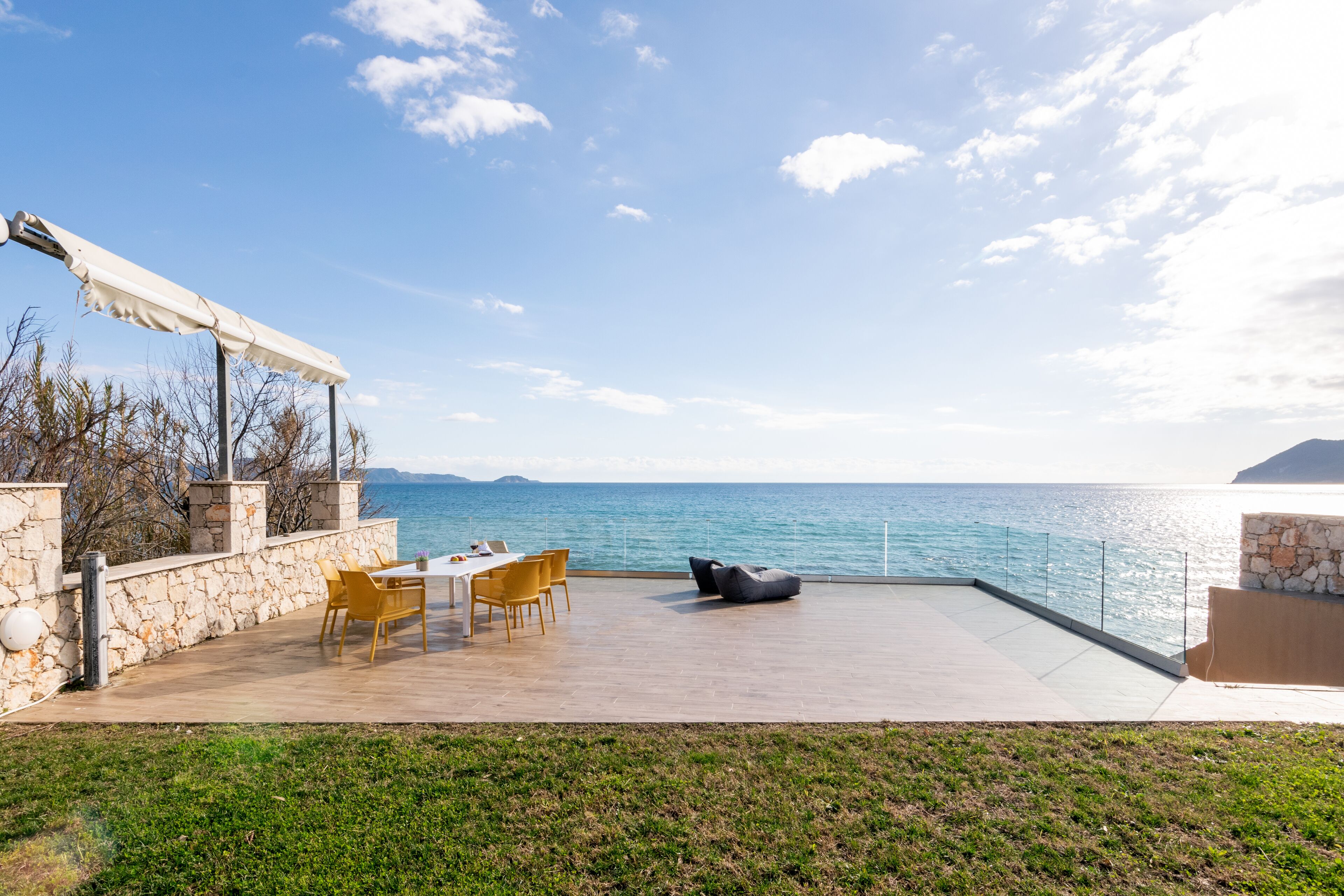 Plage à proximité, chaises longues, parasols, serviettes de plage