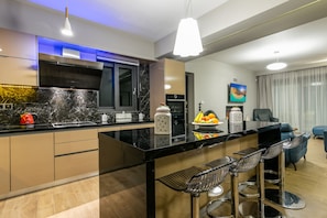 Villa | Cuisine privée | Grand réfrigérateur, micro-ondes, four, plaque de cuisson