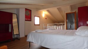 3 habitaciones, escritorio y tabla de planchar con plancha