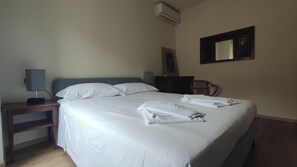 3 quartos, escrivaninha, ferros/tábuas de passar roupa, berço de viagem