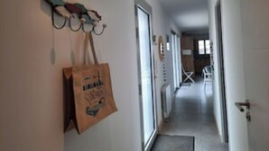 A hallway with a coat rack and a bag hanging on the wall. - Magnifique Villa St Denis D'oléron (Saint-Denis-d'Oléron)