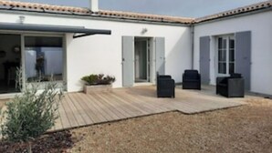 A modern house with a patio, a covered outdoor area, and a chimney. - Magnifique Villa St Denis D'oléron (Saint-Denis-d'Oléron)