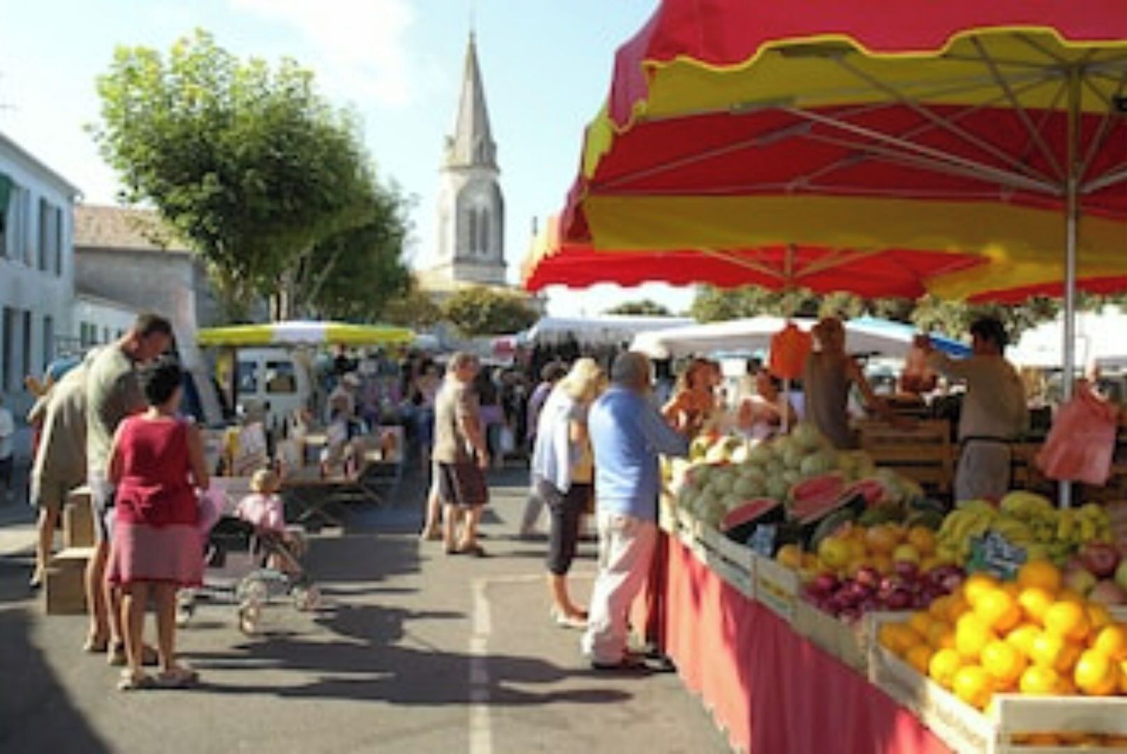 Ein belebter Markt im Freien mit Händlern und Kunden.
