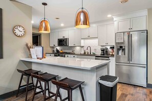 冰箱、微波炉、烤箱、炉灶