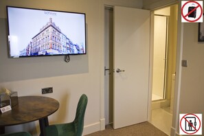 Apartment room | Área de sala de estar | Smart TV de 42 pulgadas con canales vía satélite y televisión